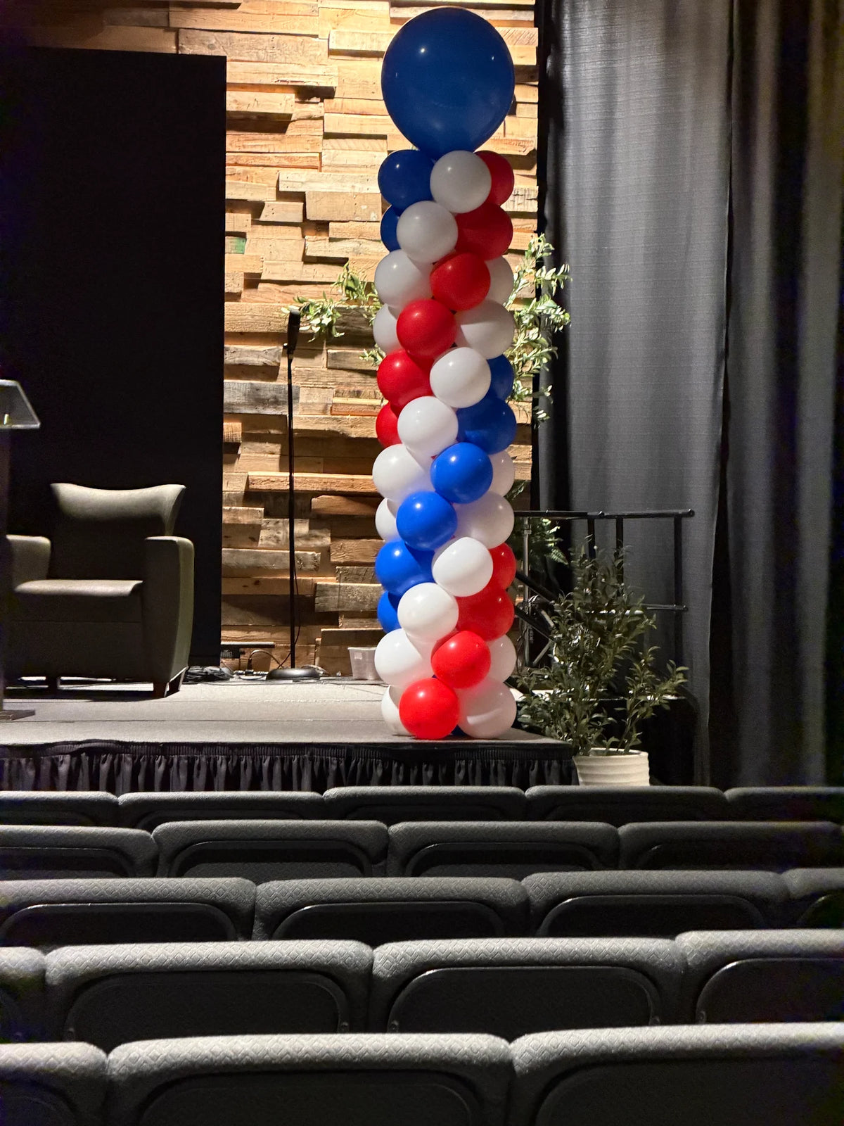 revamp-lchouseofballoons-red-white-and-blue-tower.webp